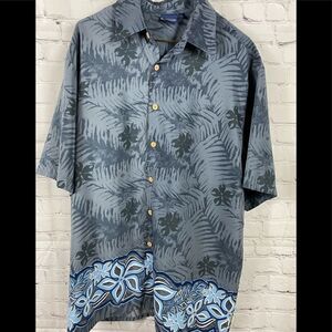 Sideout Short Sleeve Hawaiian Shirt. Size Large.